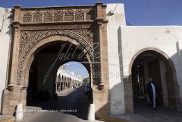 Image du Maroc Professionnelle de  Porte de la kissaria dans la cité des Habous. Parmi les endroits les plus pittoresques de Casablanca, la Cité de Habous conçue par les architectes Auguste Cadet et Edmond Brion d’après l’ébauche d’un premier plan-masse dû à Albert Laprade. La construction n’avait commencé qu’après la première guerre mondiale. Situé près du Palais Royale, ce joyau architectural est le point de départ de la nouvelle médina de la ville, Samedi 8 Novembre 2008. Le quartier des Habous fait partie du patrimoine architectural de Casablanca (Photo / Abdeljalil Bounhar)